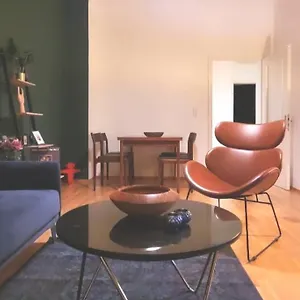 Apartment Design Altbauwohnung Mit Balkon Und Parkplatz, Leipzig